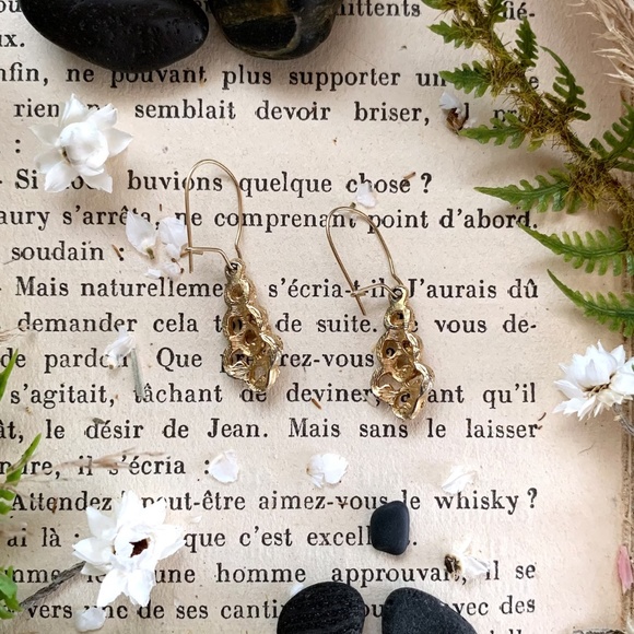 50's BAROQUE SCALLOPED ROPE LATTICE DANGLE EARRINGS - Picture 2 of 10